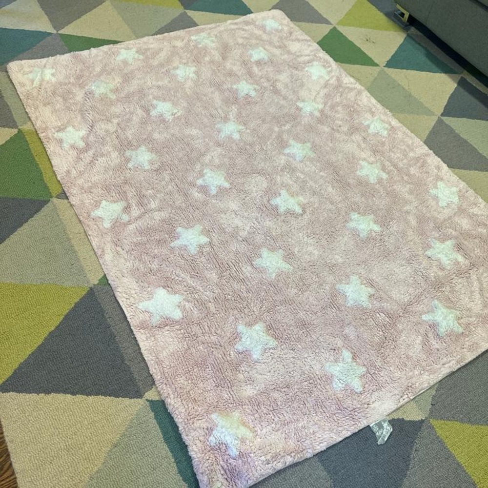 Lorena canals stars 4’ x 5’ washable area Rug in Pink/white like new